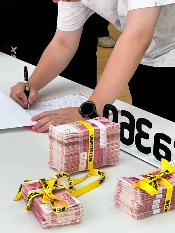 老板撒钱犒劳团队老板撒钱犒劳团队是一种激励员工的方式，通过给予物质奖励来表彰团队的业绩、努力或成果。这种做法在一些企业和团队中较为常见，可以激发员工的工作热情和积极性，提高团队的凝聚力和向心力。