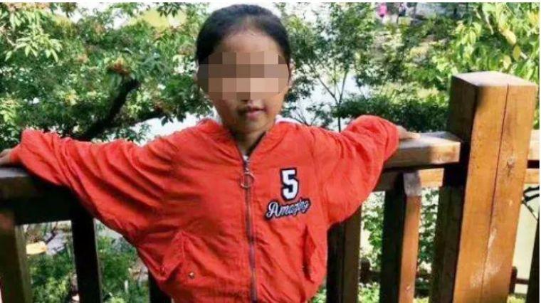 小男孩被小女孩揍小男孩遭遇小女孩的惩罚，一段不寻常的友谊故事